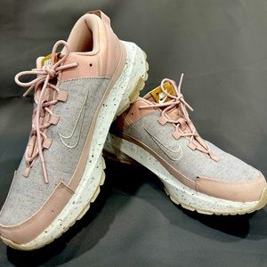 Women’s Nike shoes size 11